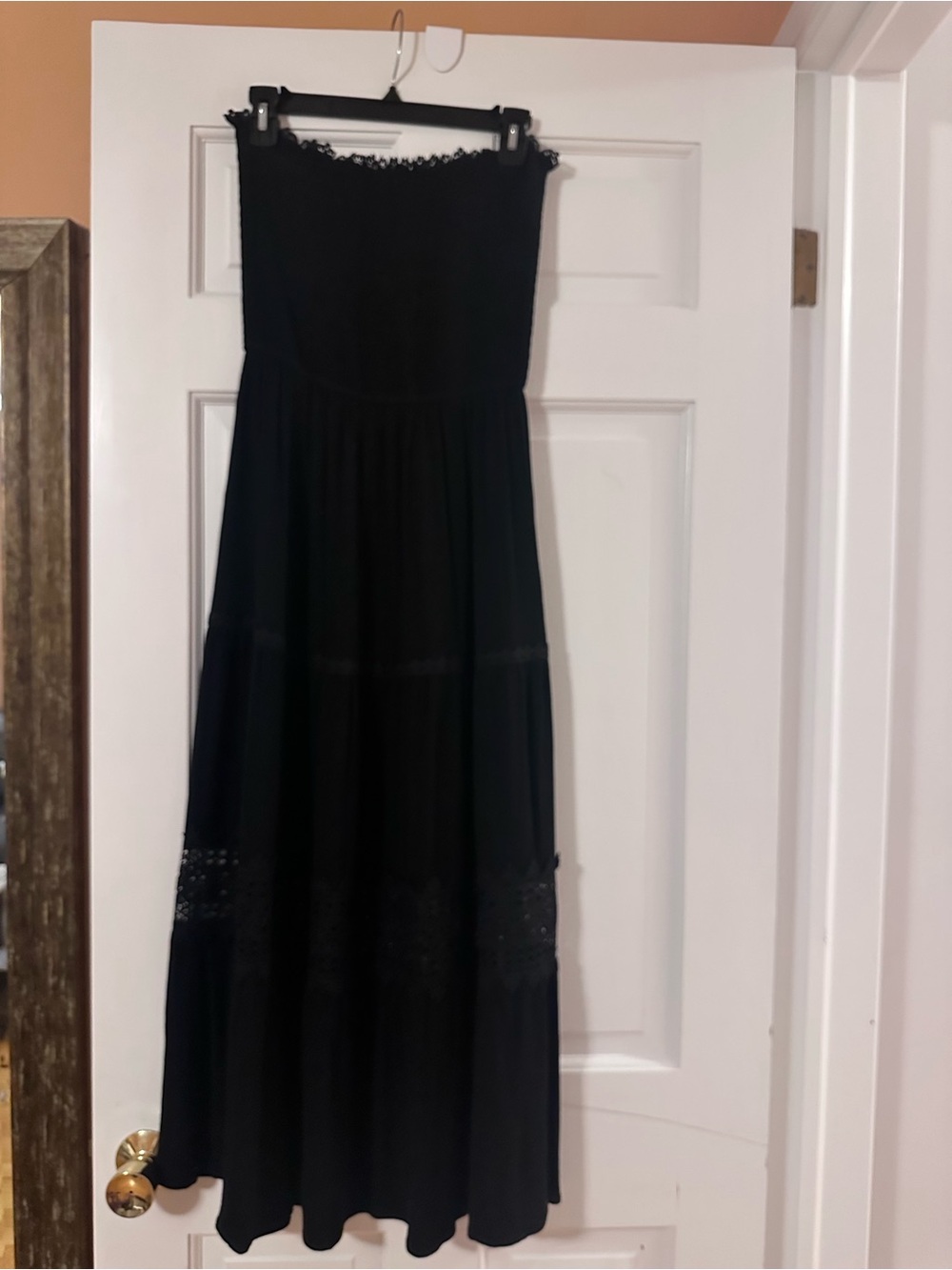 Elegant Strapless Black Maxi Dress with Lace Accents